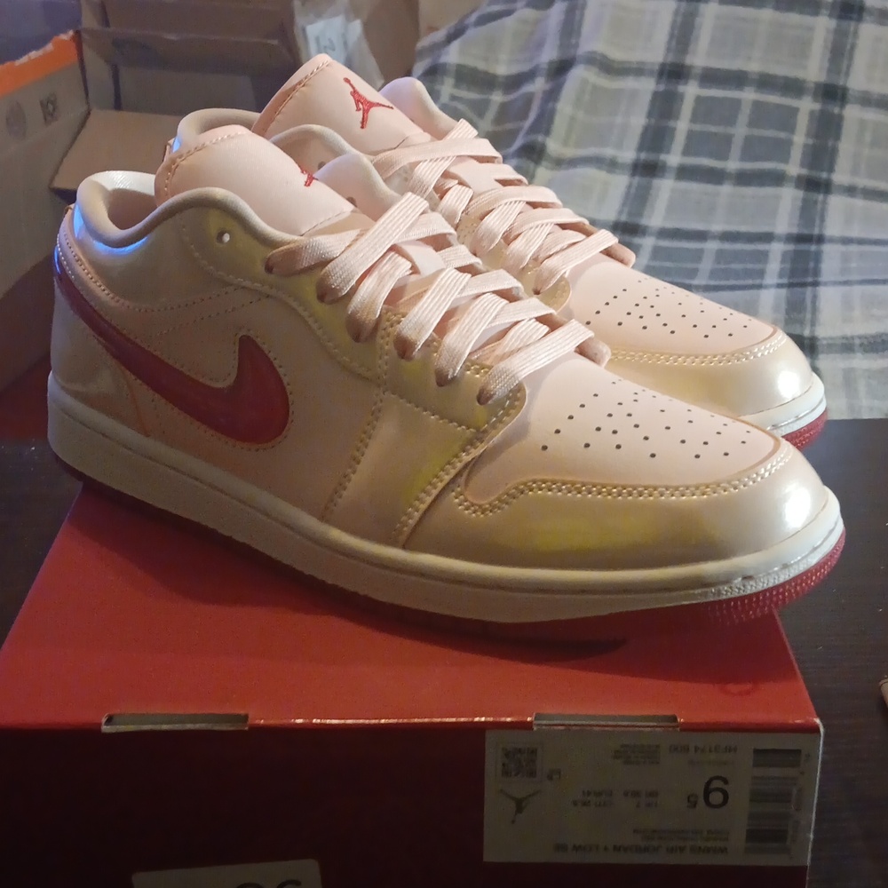 Air Jordan 1 Low SE Patent Valentines Day Womens 9.5 Mens 8 NWBox - Picture 3 of 9